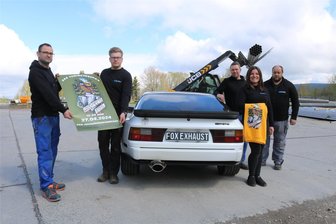 Wer hat das lauteste Auto? Diese Stadt im Erzgebirge wird zum Treffpunkt für die Tuningszene - Versammelt um einen Porsche 944: Das Organisationsteam des Tuningtreffens mit Maurice Lieborius, Elias Kaden, Sven Meichßner, Marlene Meyer und Michael Reuschel (von links). In Hintergrund wird das Gelände freigeräumt.