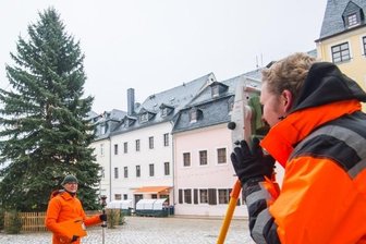 Wer hat den größten Weihnachtsbaum? - Vermessungsingenieur Detlef Wuttke (links) und Auszubildender Paul Neyen nehmen beim Schneeberger Weihnachtsbaum Maß.