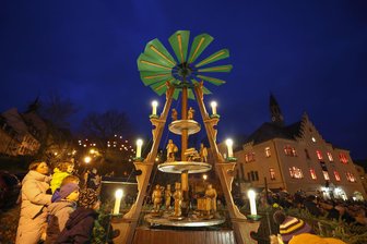 Wer hat die Figuren der Ortspyramide in Hohenstein-Ernstthal geschnitzt? Ein vergessener Künstler meldet sich zu Wort - Das Pyramideanschieben ist in Hohenstein-Ernstthal jedes Jahr ein Besuchermagnet. Der Schnitzer der Figuren allerdings ist etwas in Vergessenheit geraten.