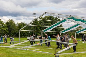Wer hat die kultigste Kirmes im Vogtland? Grünbach fordert Erlbach heraus - Das Festzelt steht - groß wie nie zuvor: Rund 30 Grünbacher packten beim Aufbau am Donnerstag mit an.