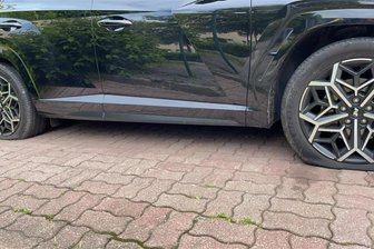 Wer hat die Reifenstecher in Auerbach beobachtet? - Alle vier Reifen dieses Fahrzeuges wurden am Wochenende zerstochen.