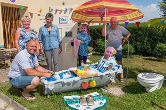 Wer hat die schönste Puppe in Dittmannsdorf? - Regine (links) und Manfred Reinhardt (rechts) zeigen Bürgermeister Nico Wollnitzke und Jurymitglied Jeannette Hammer ihre Puppen. 