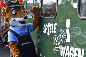 "Wer hat die Sechs?" - Mit der Fichtelbergbahn spielend zum Fichtelberg - Die Fichtelbergbahn hat zum Wochenende einen Spielewagen in Betrieb genommen, worüber sich auch der Feuerfuchs freut. Das Maskottchen des Unternehmens wird für die jüngsten Fahrgäste meistens an dieser Stelle anzutreffen sein.