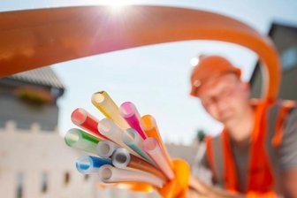Wer hat noch keinen Anschluss? - Diese bunten Kabel sind die Zukunft. Überall im Landkreis werden zurzeit Glasfaserkabel verlegt.