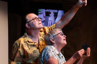 Wer hat wann die Webcam installiert? – Das Augustusburger Schlosstheater unter ständiger Beobachtung - Anna Silke Röder und Andreas Unglaub in dem neuen Stück „Der Videobeweis", das am Samstag Premiere im Schlosstheater hat.