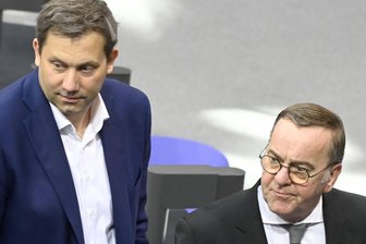Wer holt für die SPD welche Posten in einer neuen Bundesregierung? - Die Niedersachsen Lars Klingbeil (links) und Boris Pistorius haben wohl gute Aussichten auf einen Kabinettsposten.