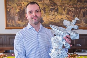 Wer holt nach dem Schwarzenberger René Lang den Pokal? - René Lang mit dem Jungunternehmerpreis 2021. Für dieses Jahr werden nun erneut drei Preisträger gesucht.