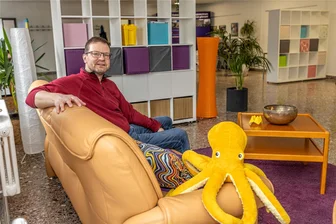 Wer im neuen Auerbacher Treffpunkt willkommen ist - Bunt ist das Interieur im neuen Treffpunkt Kulturfabrik - so bunt wie die Bürgerschaft, die Projektleiter Thomas Schieblich künftig montags bis donnerstags einlädt zu verschiedenen Freizeitformaten. Diesen Freitag ist Eröffnung.
