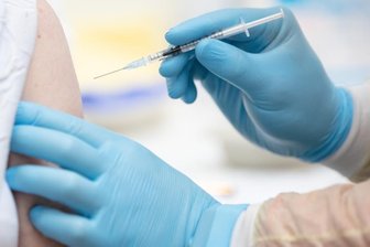 Wer impft mein Kind in Mittelsachsen? - Der Wirkstoff von Biontech wird bei Kindern gegen das Coronavirus eingesetzt. In Impfzentren können junge Menschen ab einem Alter von zwölf Jahren geimpft werden.