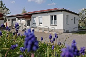 Wer in Dennheritz feiert, muss künftig tiefer in die Tasche greifen - Blick zum Gemeindezentrum am Wäschereiweg in Dennheritz. Im Erdgeschoss gibt es einen Raum für bis zu 60 Gäste, im Keller eine Kegelbahn. 