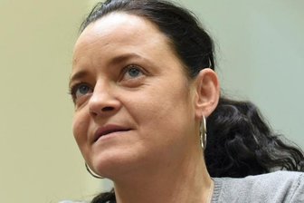 Wer ist Beate Zschäpe wirklich? - Beate Zschäpe mit den Fotografen Auge in Auge. Einen Blick in die Seele des mutmaßlichen Mitglieds im Terror-Netzwerk versuchte Zschäpes Verteidigung am Dienstag indes zu verhindern.