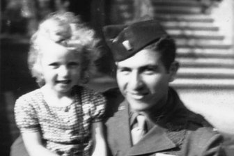 Wer ist das Reichenbacher Mädchen mit dem GI? - Eines der seltenen Fotos aus der Zeit der amerikanischen Besetzung Reichenbachs. Wer ist die junge Dame, die an der Parkstraße mit einem GI posiert? 