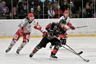 Wer ist der König auf dem Eis? Wölfe aus dem Erzgebirge reisen zum ärgsten Verfolger nach Berlin - Im Heimspiel behielten Florian Richter (vorn) und die Wölfe aus Schönheide noch die Oberhand gegen FASS Berlin. Nun aber treten sie die Reise zum ärgsten Konkurrenten ersatzgeschwächt an.