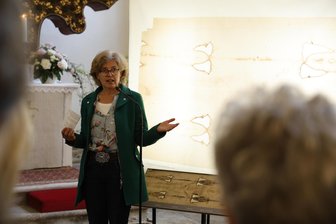 Wer ist der Mann auf dem Tuch? Besondere Ausstellung im Erzgebirge eröffnet - Sophie von Bechtolsheim gab zur Ausstellungseröffnung spannende Einblicke in die Grabtuch-Ausstellung.