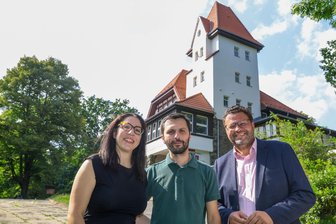 Wer ist der neue Pächter des Berggasthauses Hohenstein-Ernstthal? - Von links: Charoula Papachristou und Ilias Patrikas sind die künftigen Betreiber des Berggasthauses. Oberbürgermeister Lars Kluge ist froh, dass ein Wirtsehepaar gefunden ist.