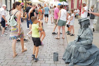 Wer ist die unbekannte Schönheit? Rätsel um lebende Statue beim Bergstadtfest in Freiberg - Am Sonntag war eine holde weibliche Schönheit auf der Burgstraße in Freiberg zu bestaunen.
