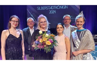 Wer ist die vierte Silberstadtkönigin von Freiberg? - Laura Schröter (M.) wird Freibergs vierte Silberstadtkönigin. Sie setzte sich gegen die Mitbewerberinnen Emily Clauß (l.) und Olivia Wagner (3.v.r) durch. Silberstadtkönigin Sophia I., OB Sven Krüger (2.v.r.) und Andreas Schwinger vom Verein Silberstadt Freiberg gratulierten.