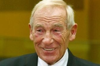 Wer ist eigentlich Bert Trautmann? - 2004 erhielt Bert Trautmann den Ehrentitel "Officer of the British Empire".