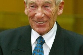 Wer ist eigentlich Bert Trautmann? - 2004 erhielt Bert Trautmann den Ehrentitel "Officer of the British Empire".