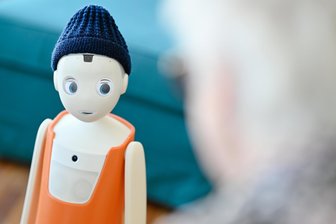 Wer ist hier „unzureichend konstruiert“? Warum viele Probleme des Menschen maschinengemacht sind! - Test eines sozialen Roboters in einem Seniorenzentrum: Nachdem hat ein maschineller Effektivitätsgedanke unser Pflegesystem zerstört hat, sollen Maschinen es nun reparieren?
