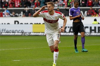 Wer kann Aue-Schreck Terodde stoppen? - Simon Terodde hat für Stuttgart gegen Aue getroffen. FCE-Verteidiger Louis Samson (re.) ist bedient.
