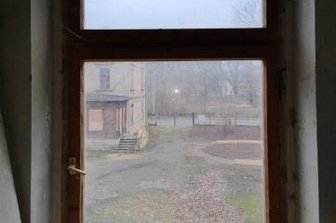 Wer kann mit DDR-Fenster helfen? - Ein solches Fenster wird für den Handwerkerhof benötigt.