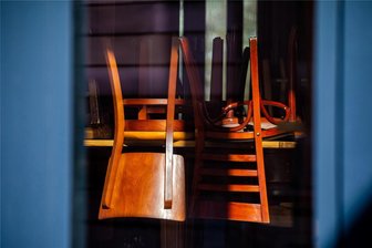 Wer kann sich ein Schnitzel bald noch leisten? Mehrwertsteuer-Entscheidung schockt Sachsens Gastronomen - In Südwestsachsen mussten zuletzt viele Restaurants für immer ihre Türen schließen. Nun macht die Rückkehr zum alten Mehrwertsteuersatz von 19 Prozent den Besuch von Restaurants und Cafés ebenso teurer wie Schulessen. Die Branche befürchtet eine Verschärfung des Abwärts-Trends.