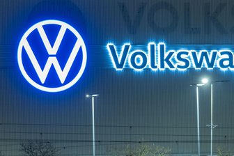 Wer klaut denn sowas? Dieb knackt in Plauen Auto auf und flüchtet mit VW-Handbuch - Ein Dieb klaute in Plauen ein VW-Handbuch. Der VW-Schriftzug leuchtet am Werk in Zwickau/Mosel.