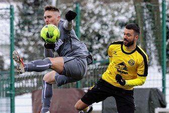 Wer knackt den Abwehrriegel? - Auf packende Zweikämpfe - wie hier mit Christian Hallbauer (links) im Heimspiel gegen Auerbach II - muss sich der Oberlungwitzer SV auch am Sonntag gegen Blau-Gelb Mülsen einstellen. 