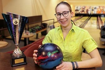 Wer knackt die magischen 200 Pins? - Jenny Schwarz hat 2020 das Neujahrsbowling in Schwarzenberg-Neuwelt gewonnen. Das Turnier in Joe's Freizeithallen nimmt nach der Corona-Zwangspause am kommenden Sonnabend wieder Fahrt auf. Die Titelverteidigerin will sich den Pokal erneut sichern.
