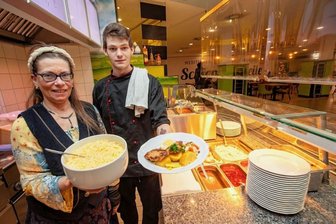 Wer kocht künftig für die Kolonnaden? - Mitarbeiterin Michéle Weiß und Koch Moritz Geyer vom Hotelteam bieten täglich wechselnde Gerichte zwischen fünf und sieben Euro im Erdgeschoss der Kolonnaden an.