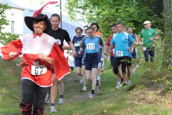 Wer kommt in Ritter-Rüstung? Spezieller Lauf läutet das 800-Jahre Kaufungen Festjahr ein - Insgesamt waren 180 Läufer und Läuferinnen beim letzten Lauf 2015 in Kaufungen am Start.