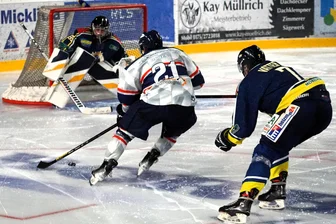 Wer kommt warum zu welcher Trikotnummer: Eishockey-Wölfe lassen sich in die Karten schauen - Die Schönheider Wölfe bekommen es einmal mehr mit Niesky zu tun.