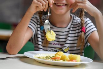 Wer künftig für Neukirchens Schüler kocht: Neuer Betreiber übernimmt ab Juli - Die Neukirchener Schüler können es sich weiterhin schmecken lassen. Für die Betreibung der Schulküche wurde ein Nachfolger aus Glauchau gefunden.