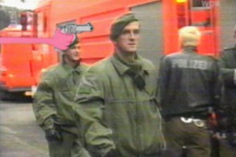 Wer ließ beim NSU die Decke tropfen? - Schüsse auf Polizisten baute der Urheber des NSU-Bekennervideos bereits ins Filmmaterial zum ersten Bombenanschlag 2001 in der Kölner Propsteigasse ein.
