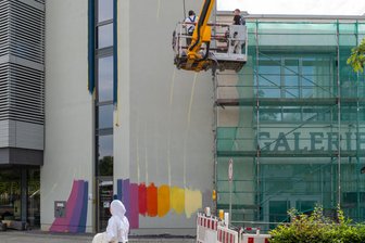 Wer malt denn hier? Weitere Wand in Chemnitzer Innenstadt wird bunt - Künstler Jan Kaláb macht eine graue Wand bunt.
