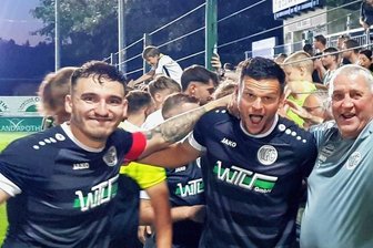 "Wer nicht gierig ist, fliegt!" - VFC-Kapitän Daniel Heinrich, Tommy Kind und Mannschaftsleiter Thomas Sesselmann (von links) feiern in Auerbach mit den Plauener Fans.