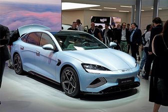 Wer repariert chinesische E-Autos in Sachsen? - BYD-Limousine Seal auf der Automesse IAA: Als exklusiver Partner im Osten Deutschlands fungiert eine Händlerkette, die in Sachsen zwei Dependancen hat.