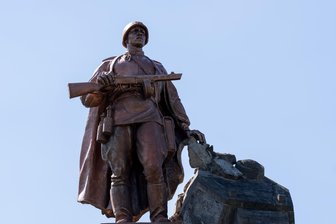 Wer Russland vom Gedenken ausschließt, hilft Putin - Die Seelower Höhen im heutigen Brandenburg erlebten 1945 die schwerste Schlacht des Zweiten Weltkrieges auf deutschem Boden. Das Mahnmal zeigt einen sowjetischen Soldaten.