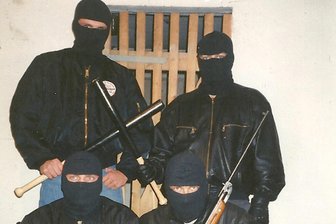 Wer sabotierte die NSU-Fahndung? - NSU-Helfernetz-Koordinator Thomas Starke (hinten rechts) mit drei weiteren damals posenden Neonazis aus dem Chemnitzer Unterstützerumfeld. Jan W. (hinten links) soll die erste Schusswaffe für den NSU im Untergrund besorgt haben, Hendrik L. (vorn rechts) zahlte Mundlos im Untergrund Geld für einen T-Shirt-Entwurf.