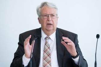 Wer Sachsens bisherigen Ausländerbeauftragten als Integrationsbeauftragter ablösen soll - Ist auch ein Jahr nach der Landtagswahl noch Sachsens Ausländerbeauftragter, obwohl er gar kein Abgeordnetenmandat mehr besitzt: Ex-Justizminister Geert Mackenroth (CDU).
