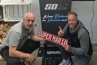 Wer schlägt Mario Basler beim Dart in Meerane? - Sven Meyer (r.) holt Mario Basler am 18. Oktober nach Meerane.