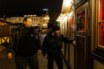 Wer schleicht da nachts über den Annaberger Weihnachtsmarkt? - Am Freitagabend drehte Bereichsleiter Ramon Kreutel (links) gleich mal eine Runde mit Elisa Albelt. Das Kontrollieren, ob die Buden verschlossen sind, gehört zur Routine.