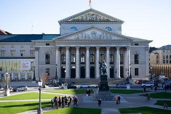 Wer schreibt denn heute noch Opern? - Die Bayerische Staatsoper zeigt das neue Werk "Of One Blood". (Archivbild)