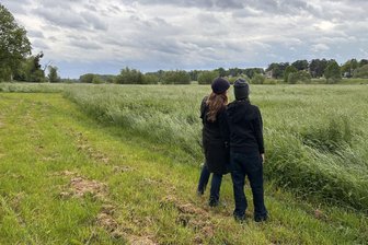 "Wer sich ein hochbegabtes Kind wünscht, hat keine Ahnung, was das bedeutet" - Stefanie Rudolf und ihr hochbegabter Sohn beim Spaziergang auf den Dresdner Elbwiesen. Die Wolken am Horizont haben etwas Symbolisches für sie.