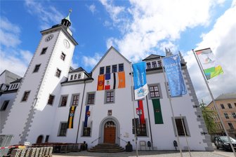 Wer sitzt im nächsten Stadtrat von Freiberg? - Die Fahnen vor dem Rathaus Freiberg wehen. Kommt mit dem neuen Stadtrat frischer Wind oder nahen stürmische Zeiten?