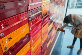 Wer soll alles entlastet werden? Ampel uneins über Empfänger - Soll sie Unterstützung bekommen? Eine Studentin leert ihren Briefkasten im Eingangsbereich eines Studentenwohnheims - auch dort werden Nebenkosten empfindlich steigen.