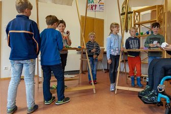 Wer soll das bezahlen? Kinder proben in Reumtengrün spielerisch den Umgang mit Geld - Tim, Raphael, Emil, Riley, Jasmin, Alex, Emilio und Simon lösen beim Projekt Kinderstadt in Reumtengrün gemeinsam Probleme.