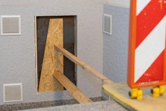 Wer sprengte den Rathaus-Briefkasten in Auerbach? - So sieht die Rückseite des zerstörten Briefkastens innerhalb des Rathauses aus: Mit einer Stahlplatte und Holz ist der gesprengte Kasten provisorisch verschlossen, außen ist der Schlitz zugeklebt.
