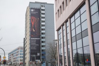 Wer steckt hinter dem Riesenposter in der Chemnitzer City? - Gerade wirbt die IHK für die Hidden-Champions der Region.